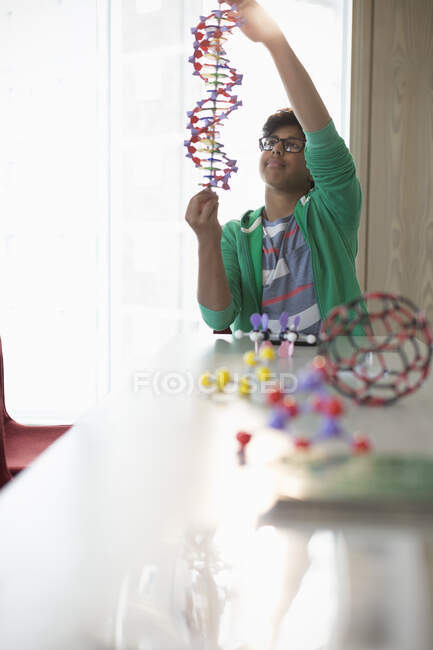 Студент-хлопець вивчає ДНК в лабораторних класах — стокове фото
