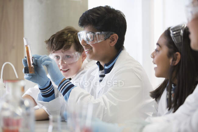 Students conducting scientific experiment in laboratory classroom — Stock Photo