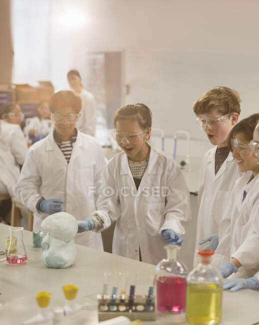 Здивовані студенти, які проводять вибуховий науковий експеримент у лабораторії класу — стокове фото