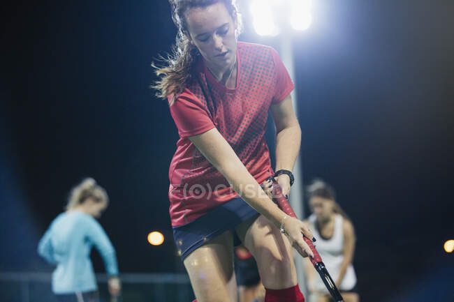 Jogadora de hóquei em campo focada praticando — Fotografia de Stock
