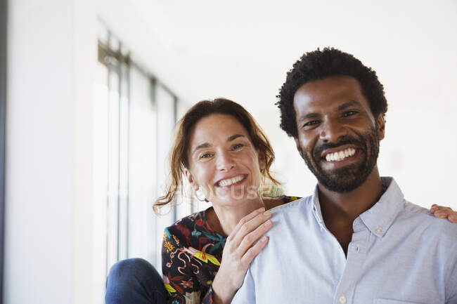 Ritratto sorridente, coppia multietnica entusiasta — Foto stock