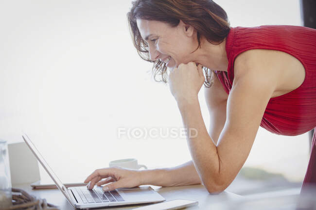 Bruna donna che lavora al computer portatile — Foto stock