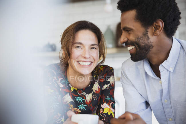 Retrato sorrindo, feliz casal multi-étnico beber café — Fotografia de Stock