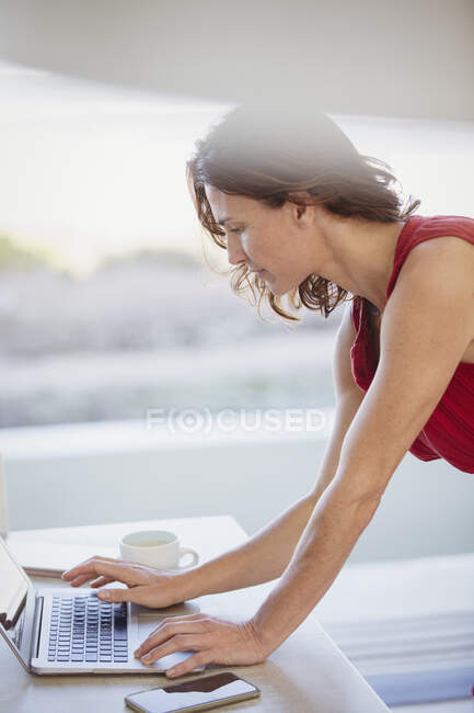 Morena mujer de negocios que trabaja en el ordenador portátil - foto de stock