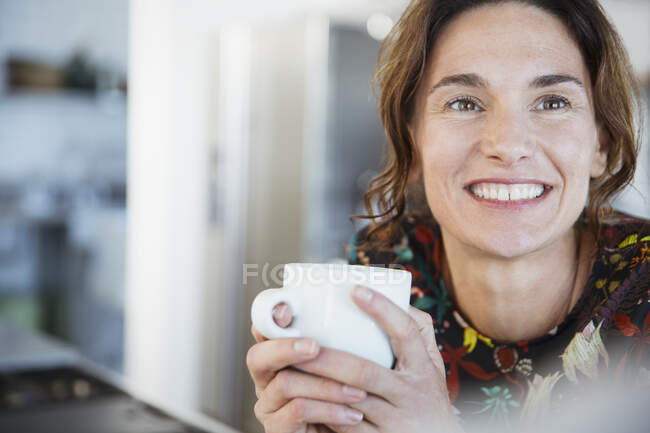 Portrait smiling brunette woman drinking coffee — Stock Photo