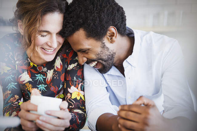 Afetuoso, concurso, sorrindo casal multi-étnico beber café — Fotografia de Stock