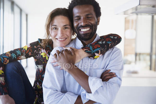 Porträt lächelt, selbstbewusstes multi-ethnisches Paar umarmt — Stockfoto
