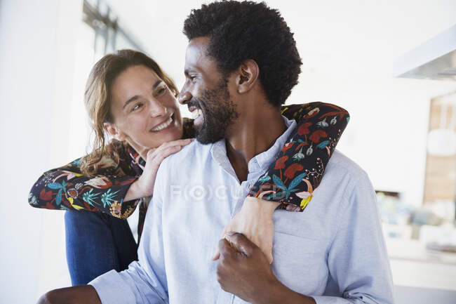 Cariñosa multi-generación pareja abrazos - foto de stock