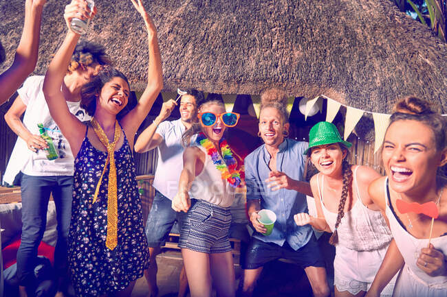Porträt begeisterte, verspielte junge Freunde tanzen und lachen auf Sommerfest — Stockfoto
