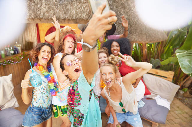 Entusiastas jóvenes amigos tomando selfie en la soleada piscina de verano - foto de stock