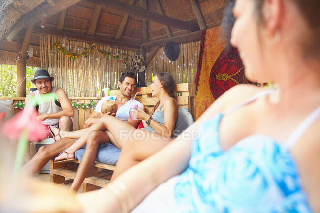 Casal jovem saindo, bebendo coquetéis na piscina de verão — Fotografia de Stock