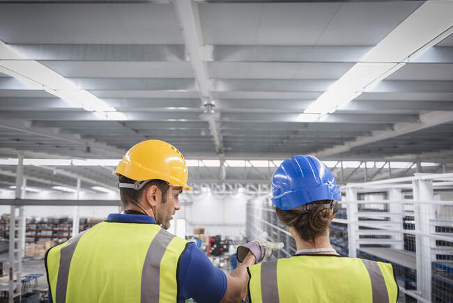 Supervisors working on platform in factory — Stock Photo
