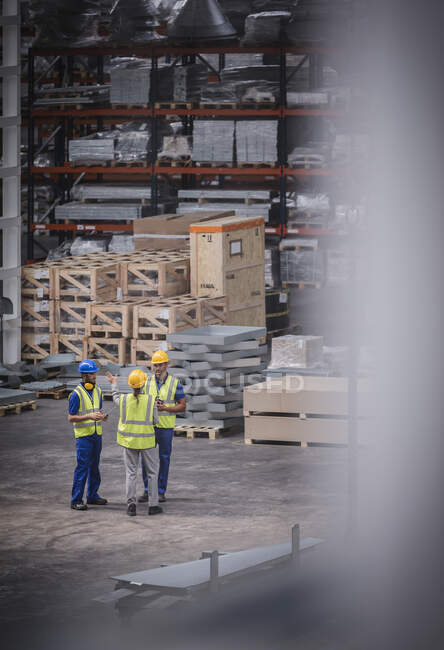 Worker talking in warehouse — Stock Photo