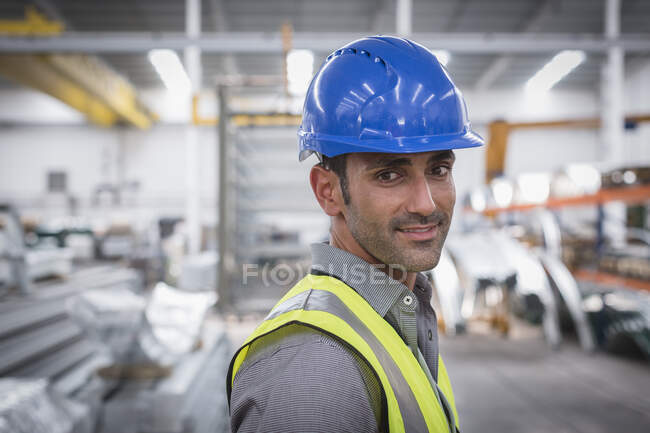 Retrato confiado trabajador masculino en fábrica - foto de stock
