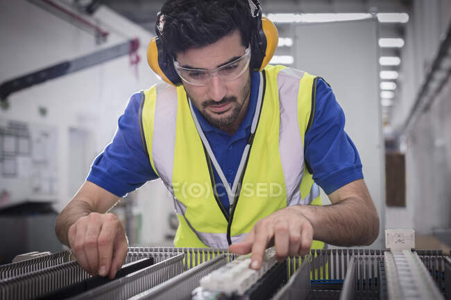 Engenheiro masculino montagem de equipamentos na fábrica — Fotografia de Stock