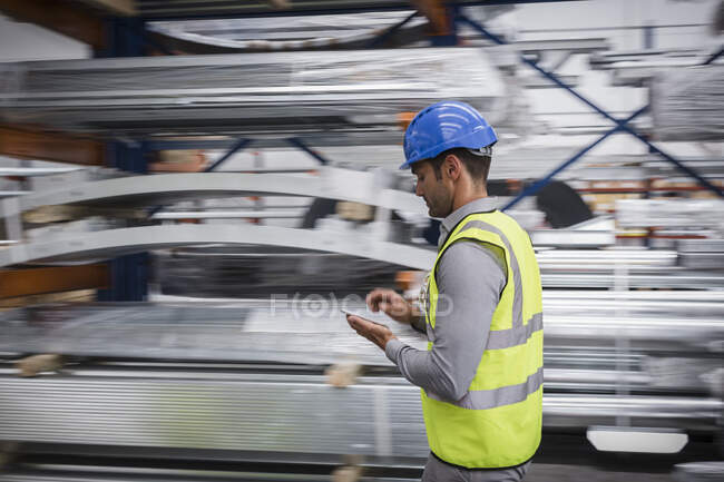 Рабочий мужчина с помощью цифровой планшет на сталелитейном заводе — стоковое фото