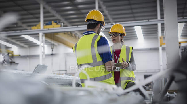 Trabalhadores com tablet digital trabalhando na fábrica — Fotografia de Stock