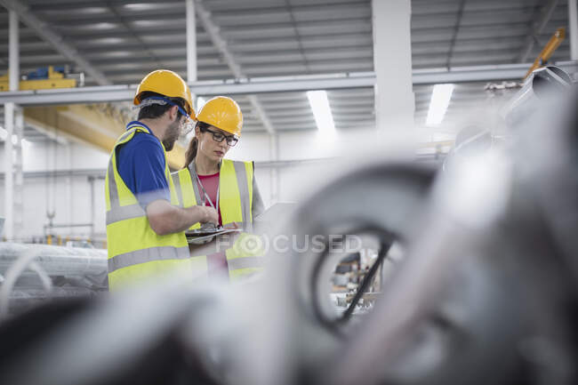 Arbeiter reden in Fabrik — Stockfoto