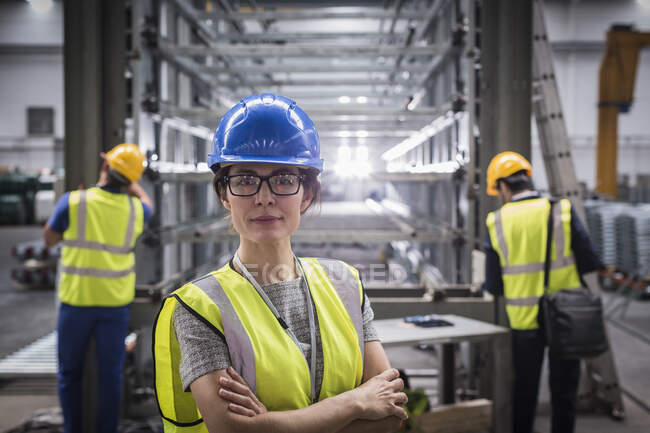 Superviseur féminin confiant en portrait dans une aciérie — Photo de stock