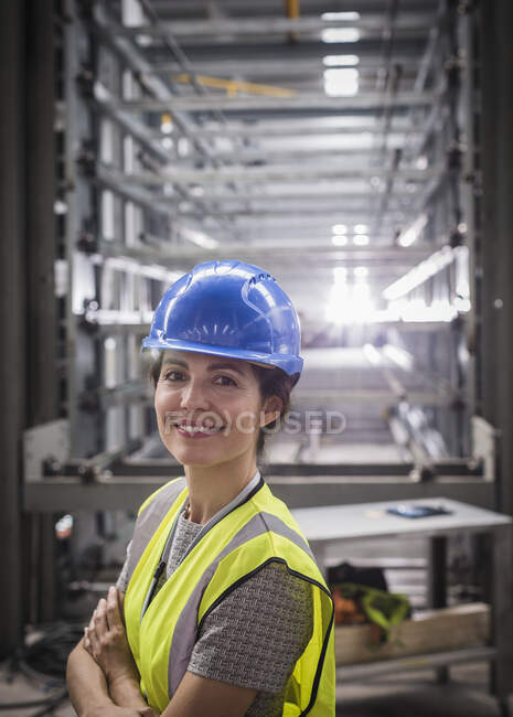 Портрет усміхненої, впевненої жінки-працівниці на металургійному заводі — стокове фото