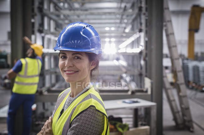 Porträt lächelnde, selbstbewusste Arbeiterin in der Fabrik — Stockfoto