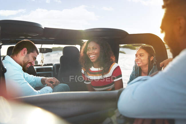 Сміються молоді друзі насолоджуються подорожжю в джипі — стокове фото