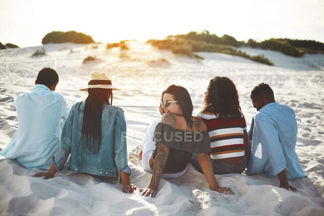 Jeunes amis traînant sur la plage — Photo de stock
