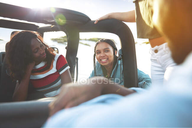 Sorrindo jovens amigos conversando, desfrutando de viagem de jipe — Fotografia de Stock