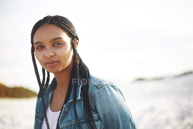 Porträt selbstbewusste junge Frau am Strand — Stockfoto