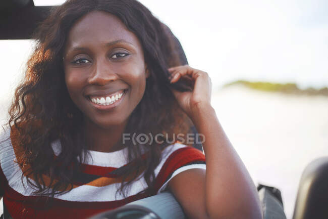 Retrato sonriente joven mujer - foto de stock