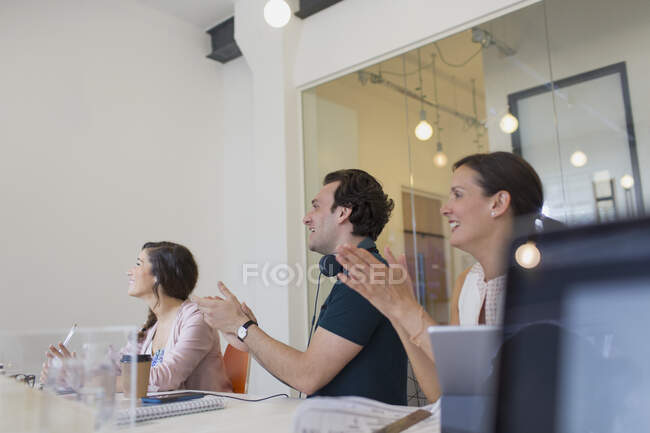 Empresários de apoio batendo palmas na reunião da sala de conferências — Fotografia de Stock