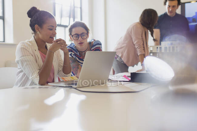 Жінки-архітектори, що працюють на ноутбуці в конференц-залі зустрічі — стокове фото