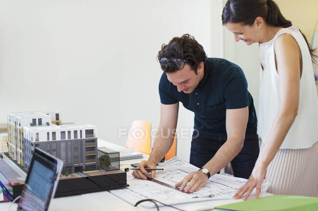 Arquitectos redactando anteproyecto en oficina - foto de stock