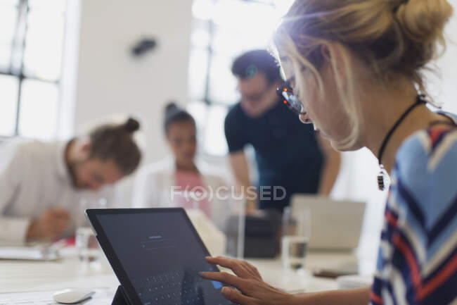 Empresária usando tablet digital touch screen em reunião de sala de conferências — Fotografia de Stock