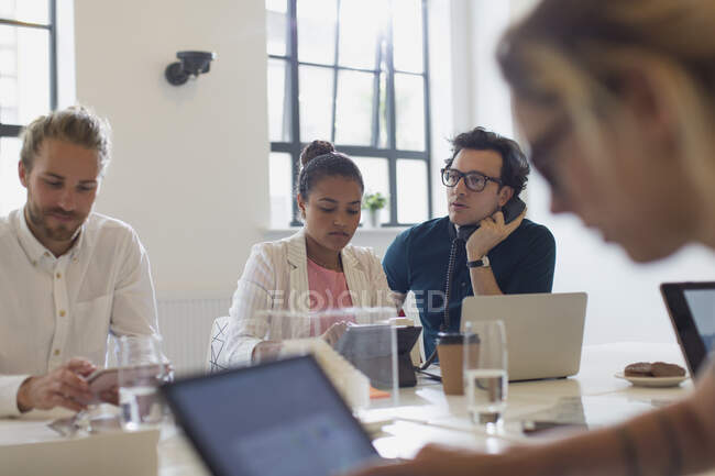Konzentrierte Geschäftsleute, die im Konferenzraum arbeiten — Stockfoto
