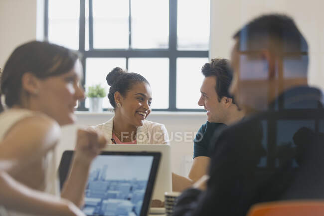 Pessoas de negócios sorridentes conversando na reunião da sala de conferências — Fotografia de Stock