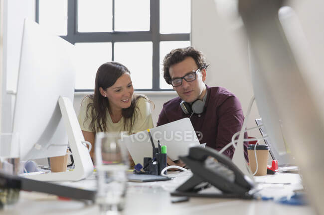 Diseñadores usando el ordenador portátil en la oficina - foto de stock