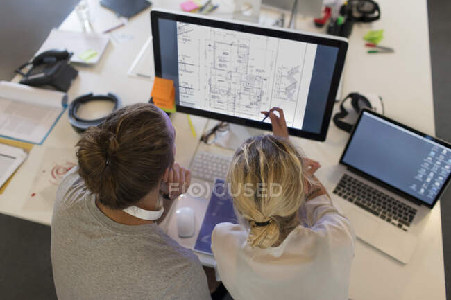 Architects meeting, viewing digital blueprints on computer — Stock Photo