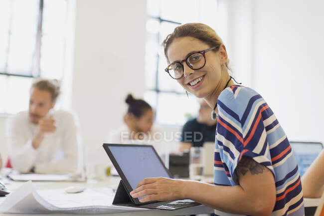 Porträt lächelnde, selbstbewusste Architektin am Laptop im Konferenzraum — Stockfoto