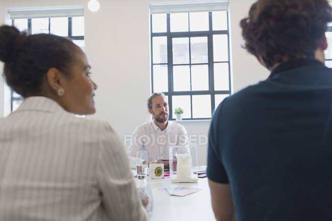Фокусований чоловічий архітектор слухає в конференц-залі зустрічі — стокове фото