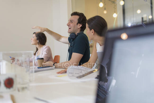 Arquiteto entusiasmado conversando na reunião da sala de conferências — Fotografia de Stock