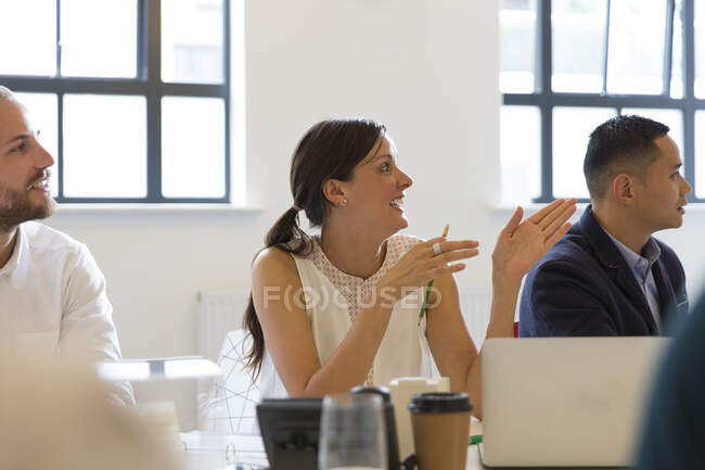 Mulher de negócios conversando, gesticulando na reunião da sala de conferências — Fotografia de Stock