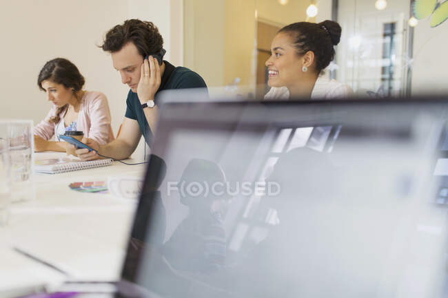 Designers em reunião de sala de conferências — Fotografia de Stock
