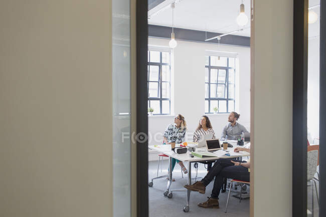 Progettisti che ascoltano in sala conferenze — Foto stock