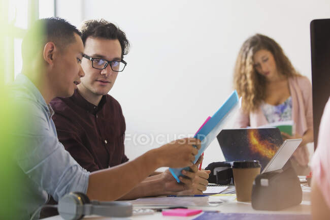 Gente de negocios discutiendo papeleo en la reunión de la sala de conferencias - foto de stock