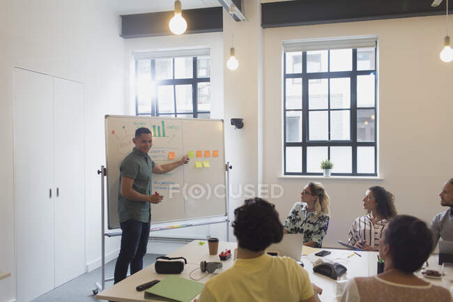 Designer masculino no quadro branco principal reunião da sala de conferências — Fotografia de Stock