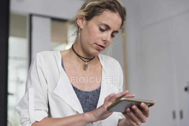 Geschäftsfrau textet mit Smartphone — Stockfoto