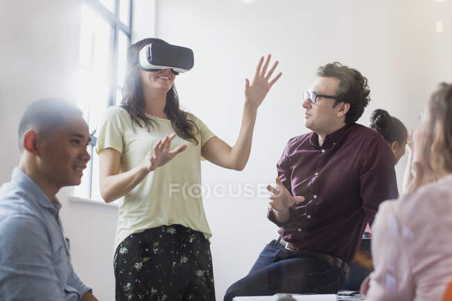 Programmeurs d'ordinateur testant des lunettes de simulateur de réalité virtuelle dans le bureau — Photo de stock