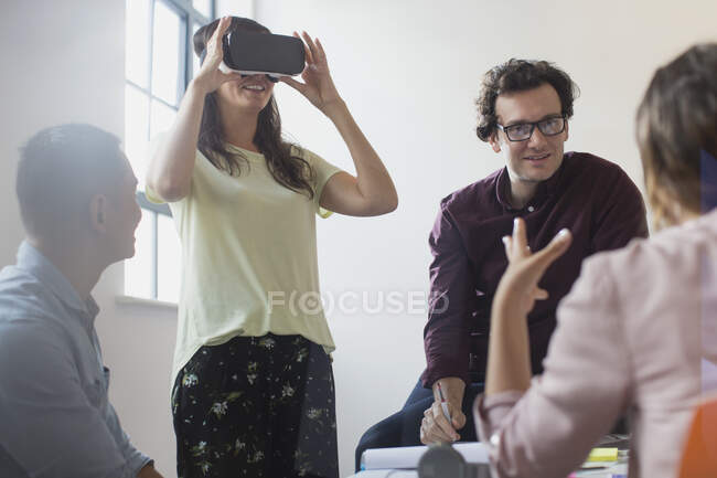 Комп'ютерні програмісти тестують окуляри симулятора віртуальної реальності в офісі відкритого плану — стокове фото