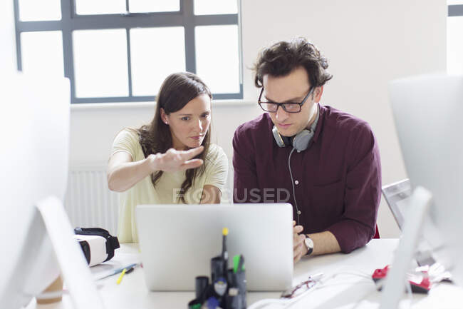 Designers brainstorming no laptop no escritório — Fotografia de Stock
